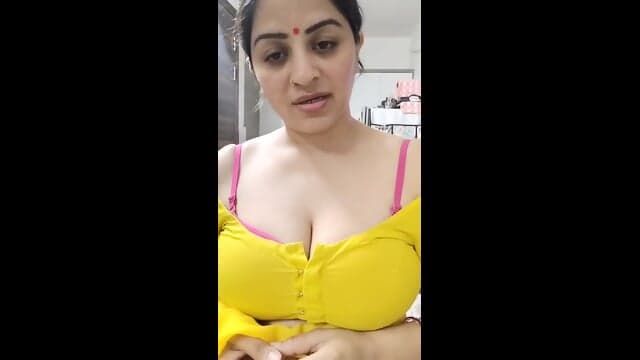Instagram influencer Vandana Pathak live showing pink bra strap