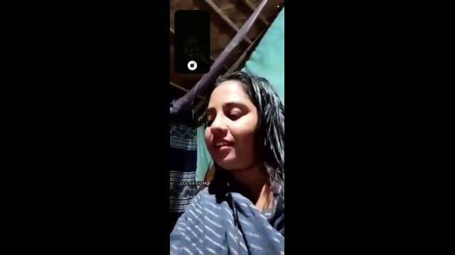 Chubby Bengali Village Bhabhi Showing Fingering On VC