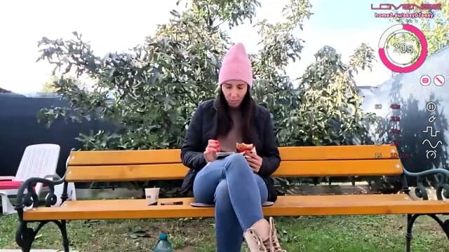 Eine VerfÃ¼hrerische BlauÃ¤ugige SchÃ¶nheit Reibt Ihre HeiÃe Muschi An Einem Toy WÃ¤hrend Einer Intimen Webcamshow In Diskreter Abendruhe