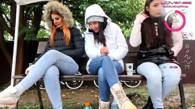 Eine Verspielte Reife SchÃ¶nheit Streichelt Ihre SchÃ¶nen BrÃ¼ste Und VerwÃ¶hnt Die Offene Muschi Neben Dem Warmen Kamin Voll Neugieriger Lust