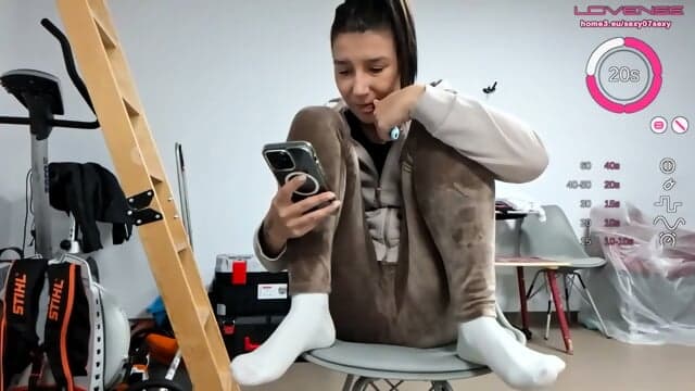 Der Geile Webcamstar Zieht Ein Pinkes SpitzenhÃ¶schen Aus Und Reitet Ein Dickes Toy FÃ¼r Versteckte Kamerafans Bei SpÃ¤ter Abendstunde